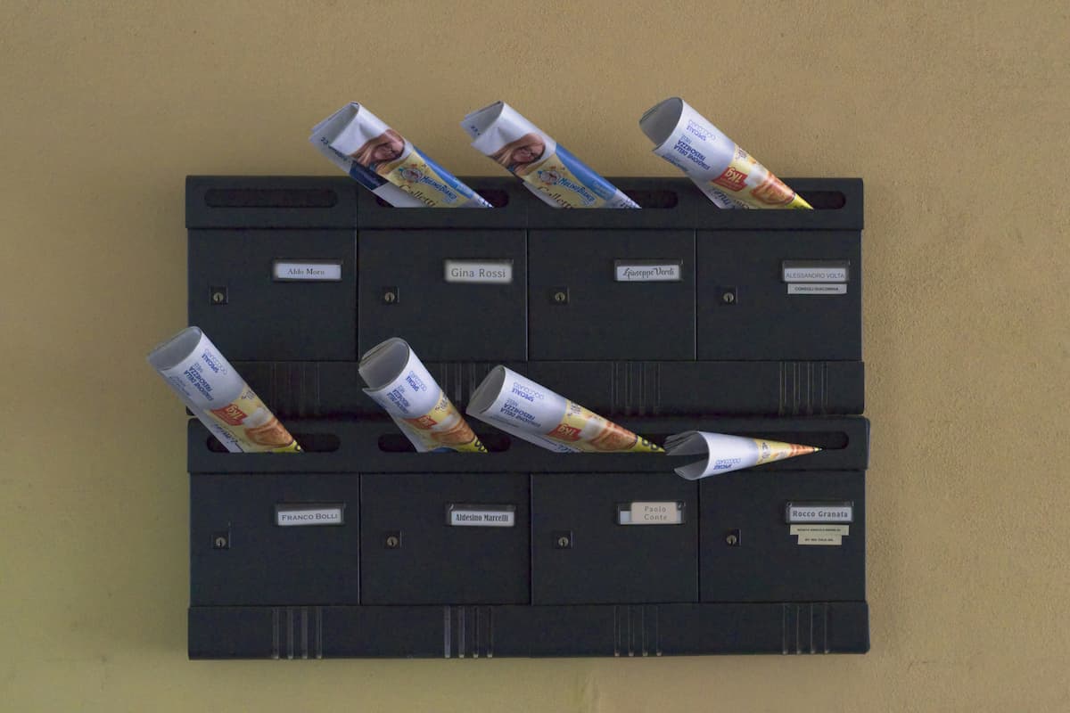 Print Advertising Circulars and Flyers in Mailbox
